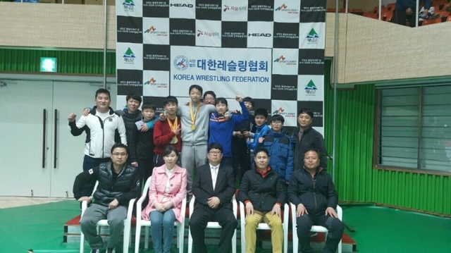 ▲ 제42회 KBS배 전국레슬링대회에 출전한 수원시 선수단이 시상식 후 기념촬영을 하고 있다.수원시레슬링협회 제공