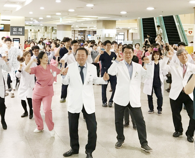 ▲ 1. 이문성 순천향대 부천병원장(가운데)을 비롯한 원장단과 교직원 80여 명이 ‘환자안전 플래쉬 몹’ 중이다.