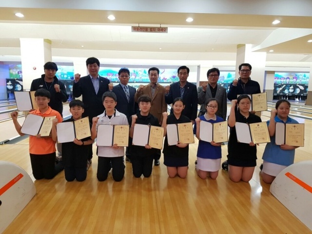 ▲ 6일 천안 정석볼링경기장에서 열린 제46회 전국소년체육대회 볼링 경기도대표 선발전에서 남녀부 입상자들이 내빈들과 기념촬영을 하고 있다.경기도볼링협회 제공