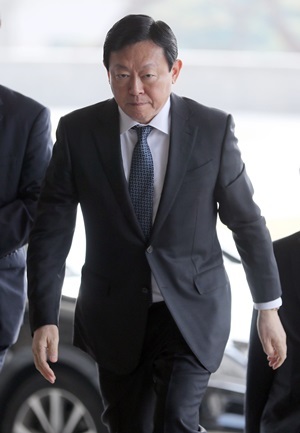신동빈 롯데그룹 회장이 7일 오전 검찰 특별수사본부에서 참고인 신분으로 조사를 받기 위해 서울 서초구 서울중앙지검으로 들어서고 있다.연합뉴스.jpg