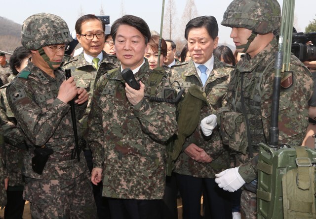 ▲ 국민의당 안철수 대선후보가 7일 낮 인천 부평구 17사단 신병교육대를 방문, 김정유 사단장한테서 통신장비에 대한 설명을 들은 뒤 직접 장비를 등에 진 채 통화해보고 있다.  /연합