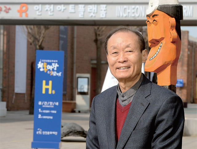 최진용 대표는 술을 좋아한다. 5천명에 달하는 술친구가 그의 카톡에 담겨있다. 그러나 술보다는 공연관람을 더 즐기고, 공연관람 보다는 책과 노는 것을 좋아한다. 그의 주변에는 늘 여러 친구들이 있다. 최 대표가 인천문화재단 앞에서 웃으며 사진포즈를 잡았다. 
