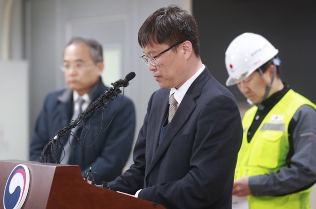 해양수산부는 세월호를 더 이상 움직이는 것은 위험할 수 있다고 보고, 전날 목포신항 철재부두에 올려놓은 위치에 그대로 내려놓겠다고 10일 밝혔다. 이날 이철조 해양수산부 세월호인양추진단장이 10일 목포신항에서 취재진 질문을 듣고 있다.  /연합
