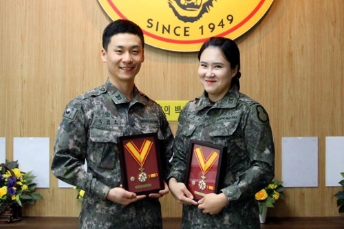 ▲ 부사관 부부 헌혈 유공 금장