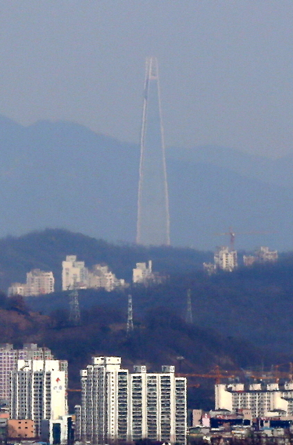 ▲ 전국 미세먼지가 농도가 '좋음'에서 '보통' 수준을 보이는 10일 오후 인천시 연수구 포스코E&C센터 옥상에서 바라본 송도국제도시가 쾌청한 하늘을 배경으로 선명하게 보이고 있다.장용준기자