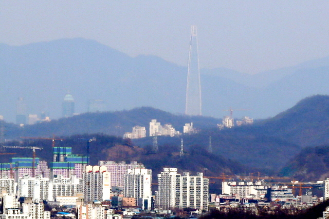 ▲ 전국 미세먼지가 농도가 '좋음'에서 '보통' 수준을 보이는 10일 오후 인천시 연수구 포스코E&C센터 옥상에서 바라본 송도국제도시가 쾌청한 하늘을 배경으로 선명하게 보이고 있다.장용준기자