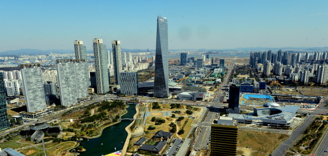 ▲ 전국 미세먼지가 농도가 '좋음'에서 '보통' 수준을 보이는 10일 오후 인천시 연수구 포스코E&C센터 옥상에서 바라본 송도국제도시가 쾌청한 하늘을 배경으로 선명하게 보이고 있다.장용준기자