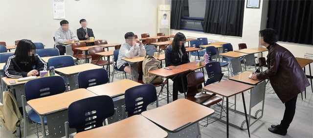 ▲ 경기도교육청이 주관하는 ‘경기꿈의대학’이 개강된 10일 도내 한 대학교에서 몇몇 고교생들이 야간자율학습 대신 각자 선택한 강의를 수강하고 있다. 오승현기자