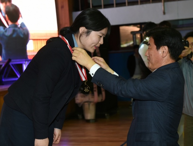 김동근 경기도 행정2부지사가 수상자들을 시상하고 있다. 경기도 제공
