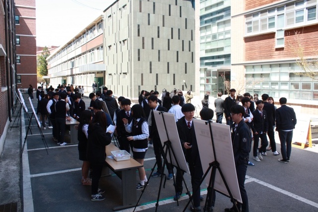 ▲ 이천제일고 학생들이 경기도교육청 주관으로 실시한 파이데이 행사에 흥미있께 참여하고 있다(사진=이천교육지원청)
