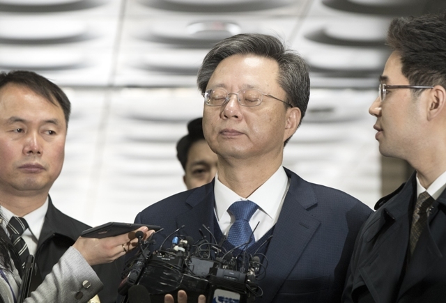 우병우 전 청와대 민정수석비서관이 11일 오전 서초구 서울중앙지법에서 구속 전 피의자 심문(영장실질심사)에 출석하며 취재진의 질문을 들으면 눈을 감고 있다. /연합