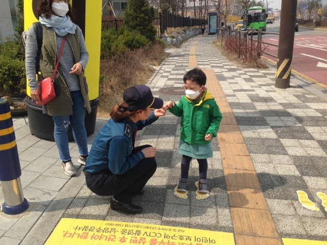 ▲ 170411 남양주서 보도자료(스쿨존 안심,안전 발자국 설치)사진 2