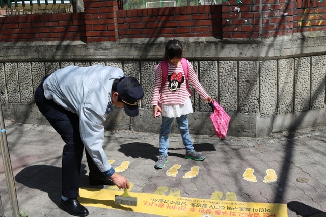 ▲ 170411 남양주서 보도자료(스쿨존 안심,안전 발자국 설치)사진 3
