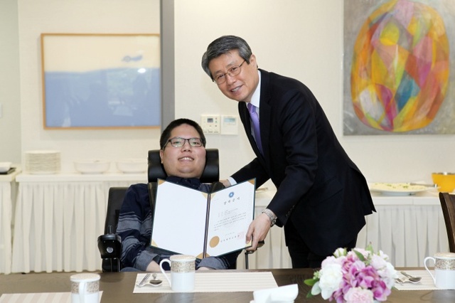 ▲ 김민재 학생과 김성익 총장 (1)