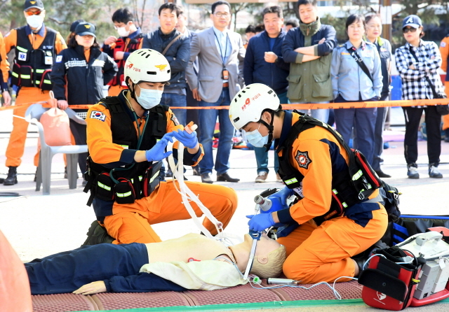 ▲ 11일 수원 화성행궁 광장에서 열린 경기도재난안전본부 ‘119 구급대원 심폐소생술 경연대회’에 참가한 소방관들이 기량을 겨루고 있다. 전형민기자