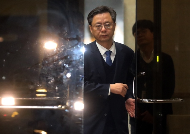 우병우 전 청와대 민정수석비서관이 12일 새벽 귀가하기 위해 서울중앙지검을 나서고 있다. 이날 법원은 ''최순실 국정농단'' 묵인·방조한 혐의 등을 받은 우 전 수석의 구속영장을 기각했다. /연합