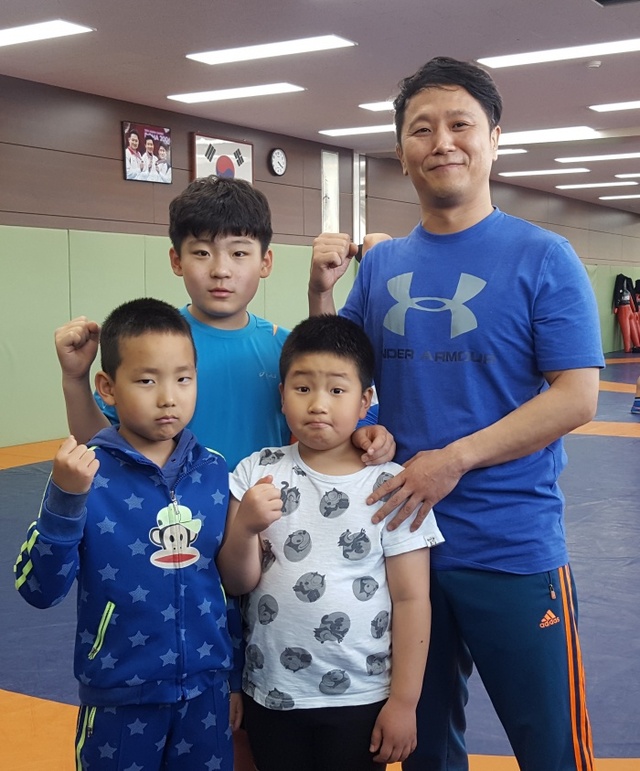 ▲ 파이팅을 외치고 있는 수원시레슬링협회 초등부 레슬링팀의 강경형 명예 감독과 꿈나무들