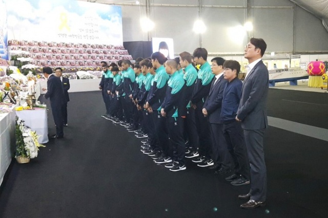 ▲ 안산 그리너스, 세월호 합동분향소 참배