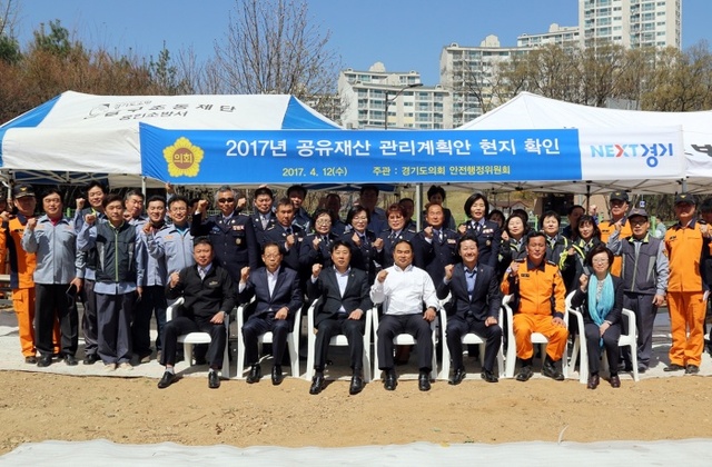 ▲ 2017 공유재산 관리계획안 심의를 위해 용인소방서 보라119안전센터 신축부지 현장을 방문한 경기도의회 안전행정위 의원들과 용인소방서 직원들이 기념사진을 촬영하고 있다.