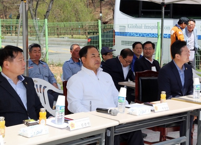 ▲ 경기도의회 안전행정위원회 (왼쪽부터) 김준연, 박창순, 김진경 의원이 조창래 용인소방서장으로부터 보라119안전센터 신축계획을 보고받고 있다