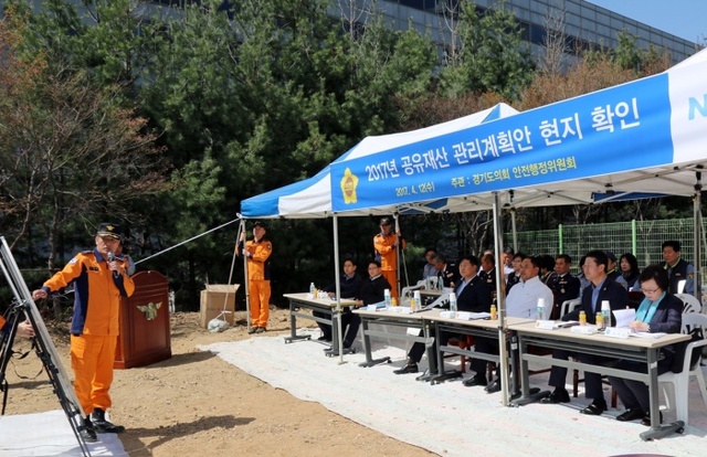 ▲ 용인소방서장(조창래)이 용인소방서 보라119안전센터 신축부지 현장을 방문한 경기도의회 안전행정위 의원들에게 보라119안전센터 신축 계획을 보고하고 있다.