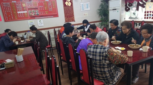 ▲ 중앙동 착한식당 만리향(사장 강준기) 저소득층 어르신 자장면 대접