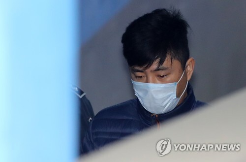 알선수재 등의 혐의로 검찰에 체포된 고영태씨가 지난14일 오후 서울 서초구 서울중앙지방법원에서 영장실질심사를 받기 위해 호송차에서 내리고 있다. 연합뉴스