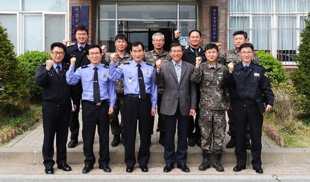 ▲ [평택해경]김두형_평택해경서장(앞줄_왼쪽에서_세번째)과_김인규_해군2함대수리창장(앞줄_왼쪽에서_네번째)이_협조회의_후에_기념사진을_찍고있다