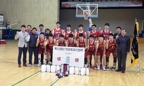 ▲ 안양고가 14일 강원도 춘천 호반체육관에서 열린 제42회 협회장기 전국남녀중ㆍ고농구대회 남고부 결승전에서 군산고를 접전 끝에 82대81로 꺾고 우승컵을 들어올렸다. 안양고 제공