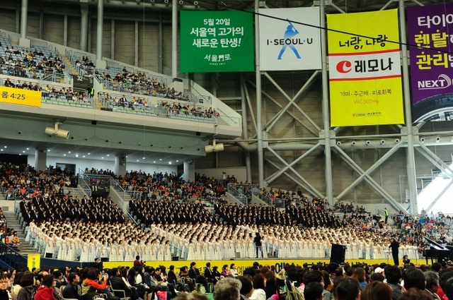 ▲ 800여 명의 합창단이 부활의 찬송을 합창하고 있다.