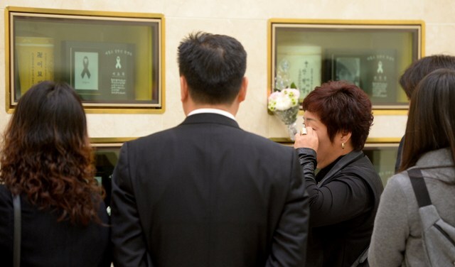 ▲ 세월호 참사 3주기인 16일 오전 인천시 부평구 인천가족공원내 세월호일반인희생자추모관에서 유족들이 눈시울을 적시고 있다.장용준기자