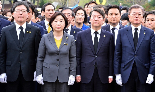 ▲ 세월호 참사 3주기에 각 당 대선 후보들이 안산을 찾았다. ‘세월호 참사 3년 기억식’이 거행된 16일 경기도 안산시 세월호 참사 희생자 합동분향소에서 (오른쪽부터)더불어민주당 문재인·국민의당 안철수·정의당 심상정·바른정당 유승민 후보가 희생자들의 넋을 기리고 있다. 오승현기자