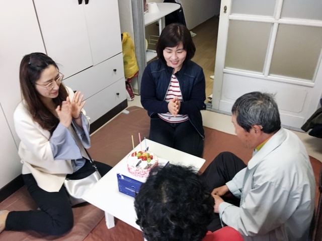 ▲ 군포-산본1동 희망 더하기 복지사업(홀몸 어르신 생일축하)