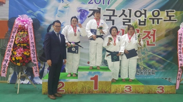 ▲ 2017 전국실업유도최강전 여자부 +78㎏급에서 우승한 실업 새내기 안산시청 엄다현이 시상대 가장 높은 곳에 올라 기념촬영을 하고 있다.안산시청 제공