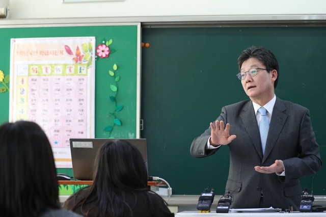 ▲ 김포-하성고등학교-1일-교사-바른정당-유승민-대통령후보-5