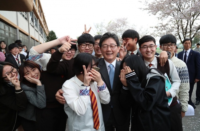 ▲ 김포-하성고등학교-1일-교사-바른정당-유승민-대통령후보-17