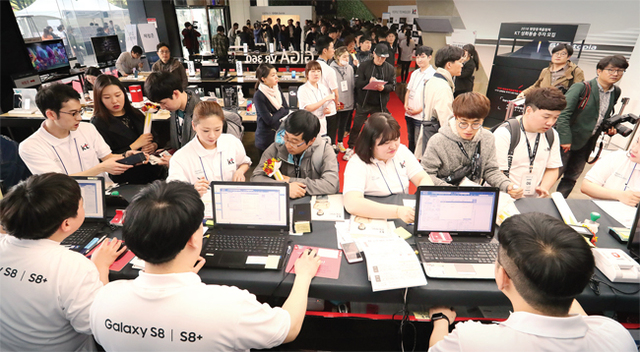 ▲ 18일 오전 서울 광화문 KT스퀘어에서 열린 갤럭시S8 및 갤럭시S8플러스 사전개통 행사에서 예약가입자들이 줄지어 개통하고 있다. 공식 판매는 21일 부터 시작된다. 연합뉴스
