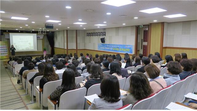 ▲ 지난 12일 영덕중학교에서 열린 찾아가는 진로진학 콘서트 모습