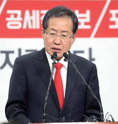 자유한국당 홍준표 대선후보가 19일 오후 서울 여의도 당사에서 국방·외교·통일 정책 기조를 담은 ‘홍준표 안보 독트린’을 발표하고 있다. 연합뉴스