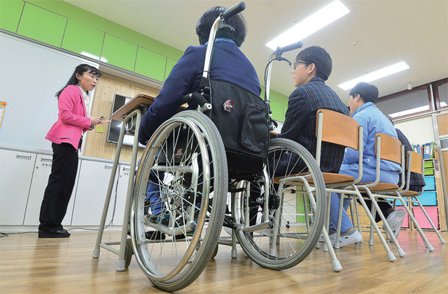 ▲ 특수교사들이 열악한 환경 속에서도 묵묵히 교육 현장을 지키며 장애를 가진 학생들에게 꿈과 희망을 전하고 있다. ‘제37회 장애인의 날’을 하루 앞둔 19일 수원 남수원중학교에서 김미랑 특수교사가 학생들을 사랑으로 가르치고 있다. 오승현기자
