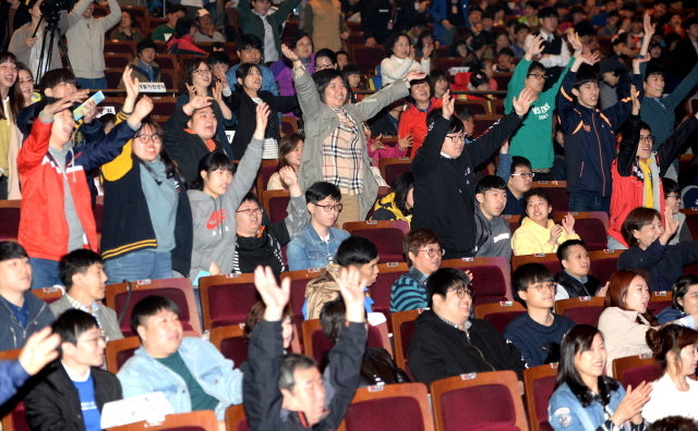 20일 오전 제37회 장애인의 날 기념식 및 한마음 축제 행사가 열린 인천시 남동구 인천종합문예회관 대강당에서 참석자들이 즐거운 모습으로 한마음 축제 행사를 관람하고 있다. 이날 행사에는 장애인 복지 유공자에 대한 표창과 인권헌장 낭독, 행운권 추첨 등 장애인의 날을 기념하는 뜻깊고 풍성한 자리가 마련됐다.장용준기자