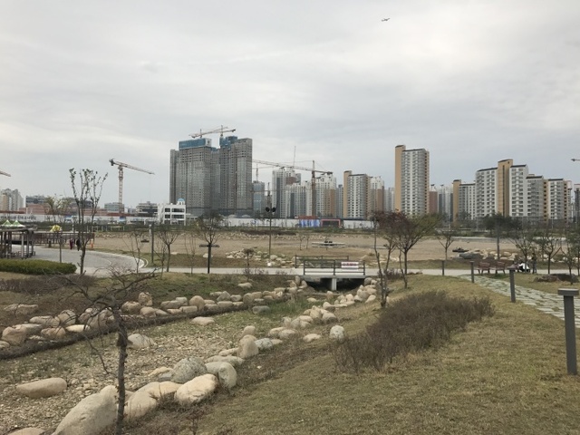 ▲ 한강신도시 수로 가마지천, 실개천