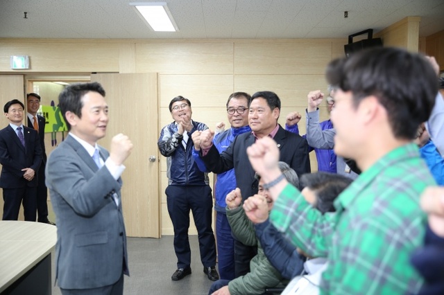 ▲ 임직원들과 함께 화이팅을 외치고 있는 남경필 지사