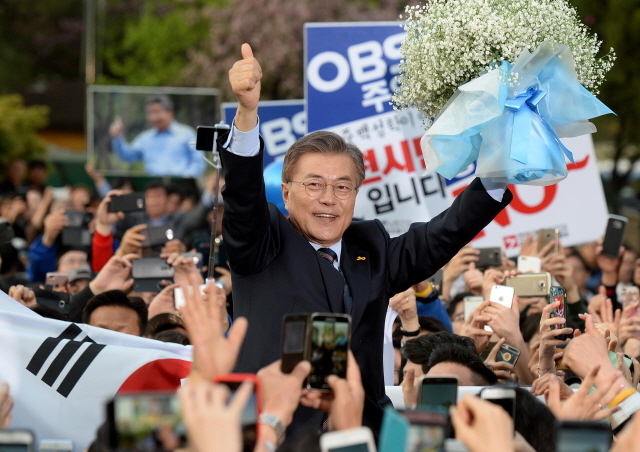 ▲ 더불어민주당 문재인 대선후보가 21일 오후 인천시 부평구 부평역 광장에서 열린 집중유세에서 지지자들에게 두 팔 벌려 인사를 하고 있다.장용준기자