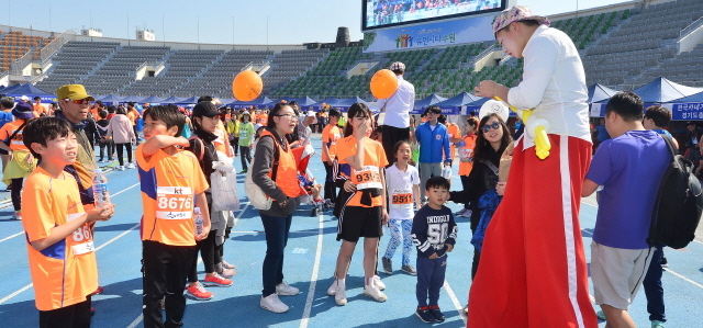 따스한 봄날, 2만여 명의 건각이 ‘세계문화유산의 도시’ 수원시와 ‘효의 고장’ 화성시를 마음껏 달렸다. 경기도·수원시·화성시·경기일보 주최로 23일 수원종합운동장에서 열린 ‘제15회 경기마라톤대회’에서 키다리아저씨가 어린이들에게 인기를 끌고 있다. 특별취재반