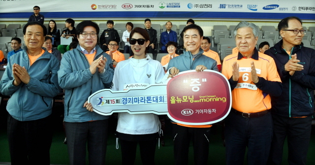 23일 수원 종합운동장에서 열린 제15회 경기마라톤대회에서 이재율 경기도 행정부지사, 염태영 수원시장, 황성태 화성시 부시장. 김영진, 박혜련 국회의원, 경기일보 신선철 대표이사 회장, 신항철 대표이사 사장이 기아자동차 모닝 경품당첨자에게 차동차 열쇠를 전달하고 있다. 전형민기자