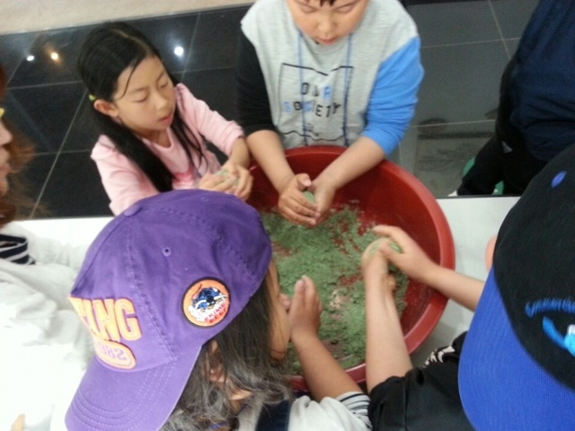 ▲ 쑥개떡 만들기