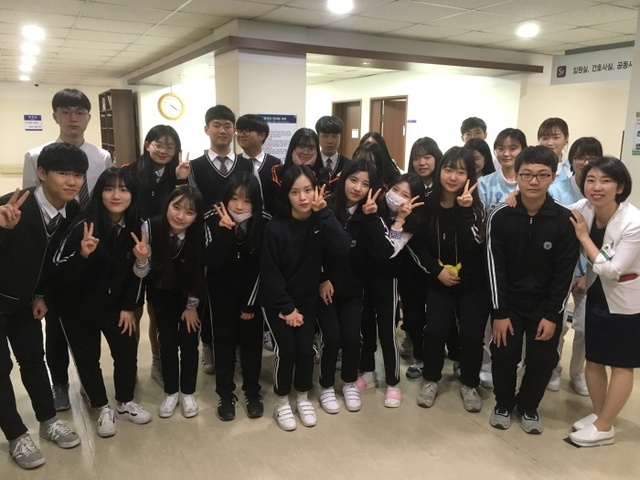 ▲ [사진설명] 부천자생한방병원을 방문한 송내고등학교 학생들이 기념 촬영을 하고 있다.