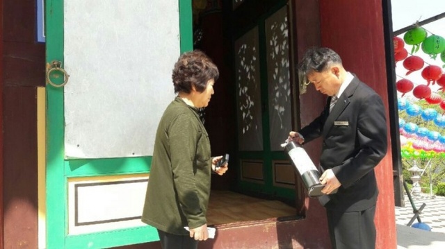 ▲ 이천소방서 직원이 영원사 관계인을 대상으로 소화기 사용법 등 소방안전교육을 실시하고 있다.(사진=이천소방서)