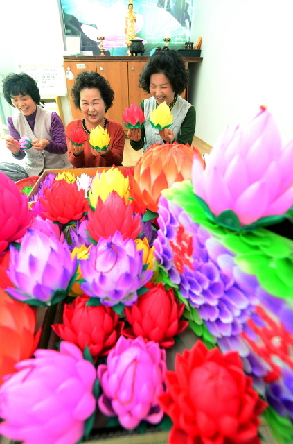 ▲ 25일 오후 다가오는 불기2561년 부처님 오신날을 맞아 인천시 남동구 약사사 스님과 불자들이 정성스레 오색연등을 만들고 있다.장용준기자